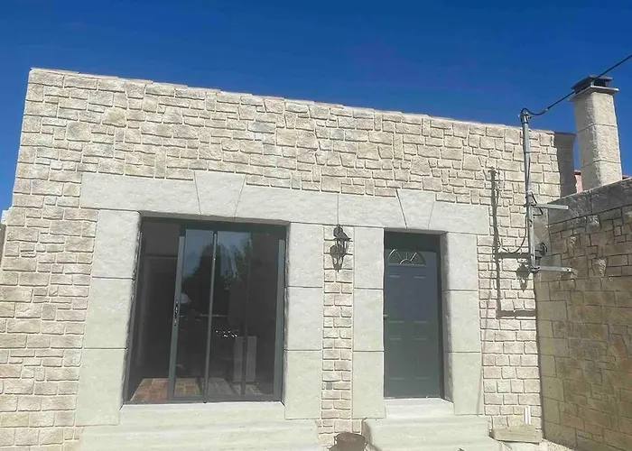 Studio Nimes בית נופש נים